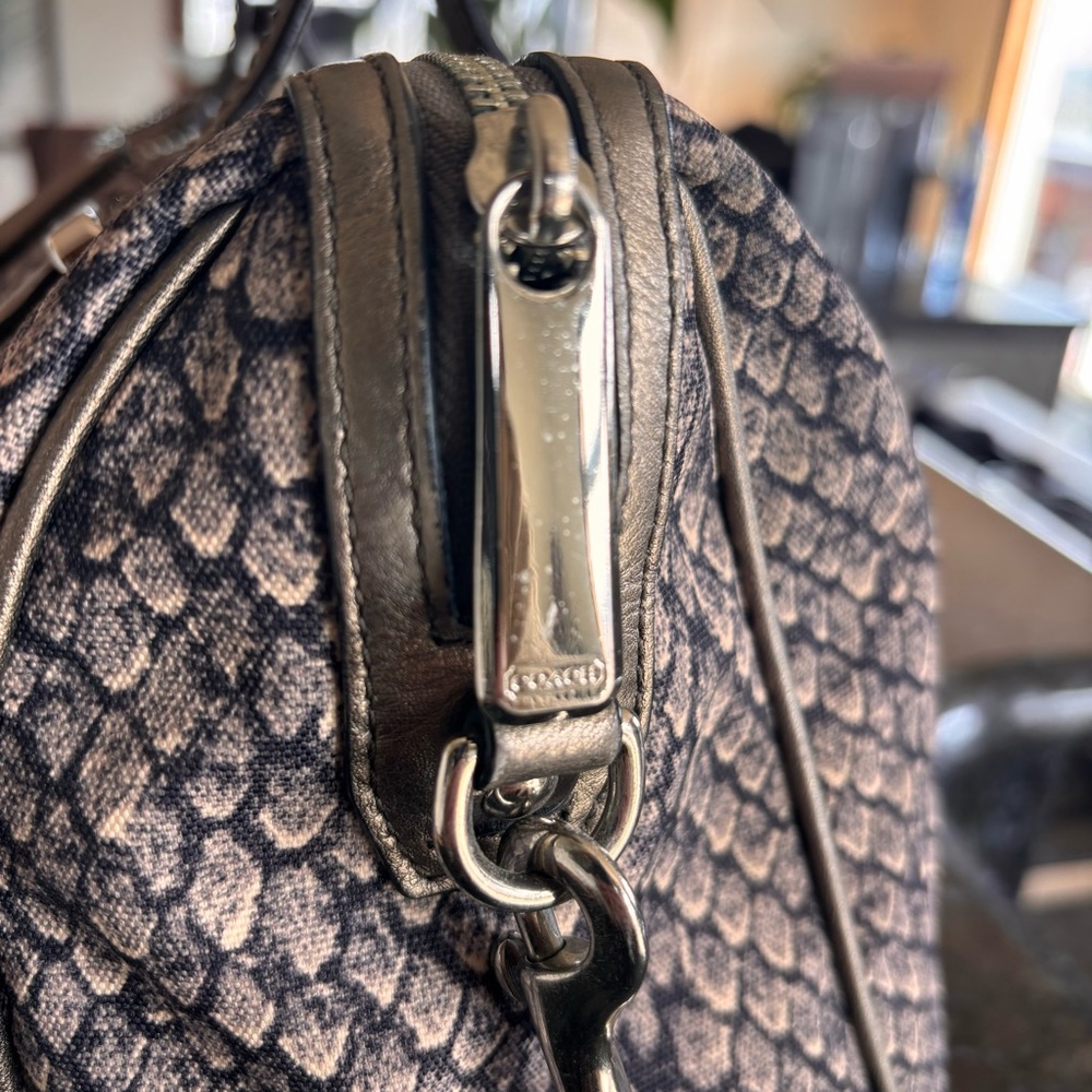 COACH Taylor Snake Print Bag F26037
Gunmetal Python Embossed Luxe
Structured - Picture 5 of 15